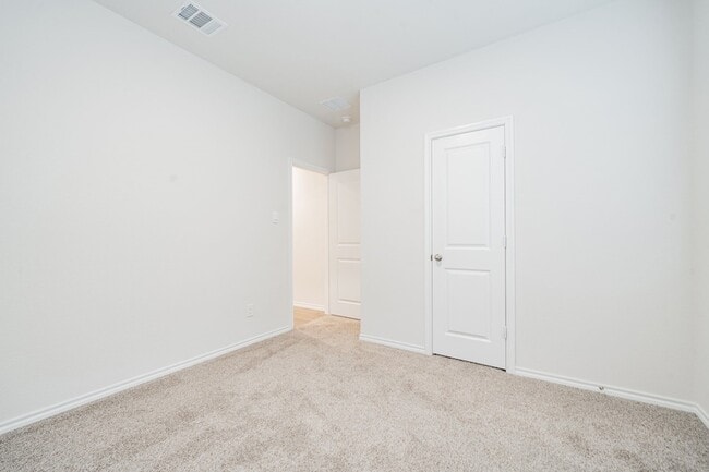 Building Photo - 2110 Thornton Dr