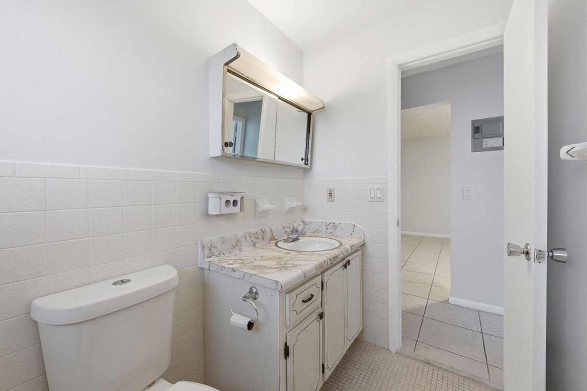 Building Photo - 410 W Palm St