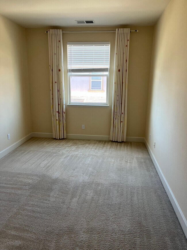 Building Photo - 1252 Water Lily Way