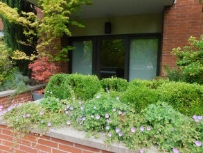 Building Photo - Fall Special $300 Off First Full Mo.-Beaut...