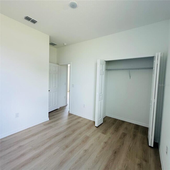 Building Photo - 602 Desmoines Ct
