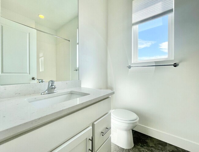 Building Photo - Gorgeous Townhome in South Jordan!
