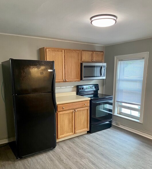 Clean modern appliances. - 2191 Grand Central Ave