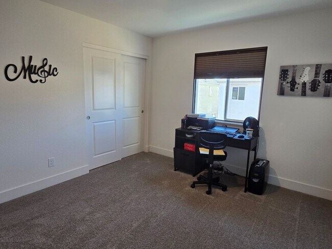 Building Photo - Newer 2 story home in Stonebrook Village- ...