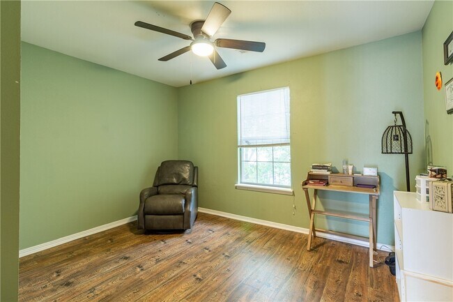 Building Photo - 869 W Peachtree Dr