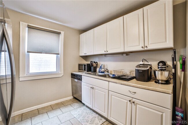 Building Photo - 153 Springville Ave