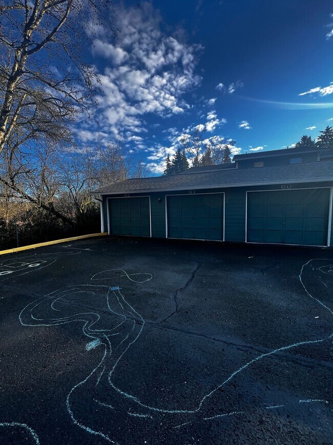 Building Photo - $500 off 1st Rent - Spacious 3 bedroom, 1.5 bathroom Townhouse, Lush Greenspace