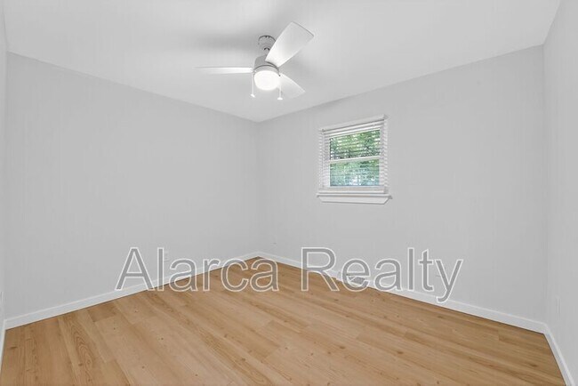 Building Photo - 409 Robinson Ave