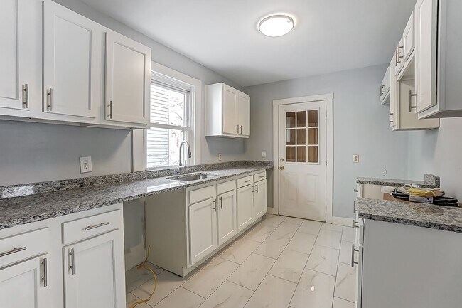 Building Photo - Two Bedroom in Dayton!