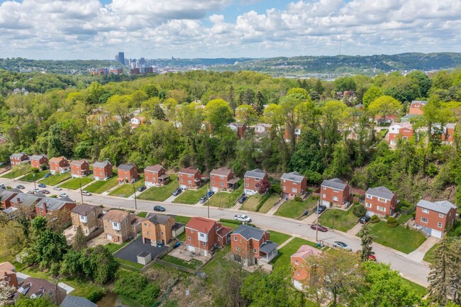 Building Photo - AVAILABLE JUNE 1ST!! STUNNING 3 BEDROOM IN...