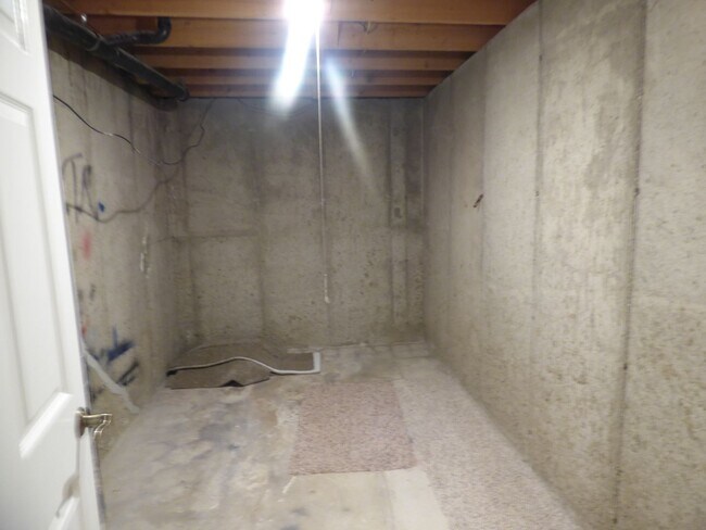 Building Photo - 5 Bd 3 Ba Home in Sandy