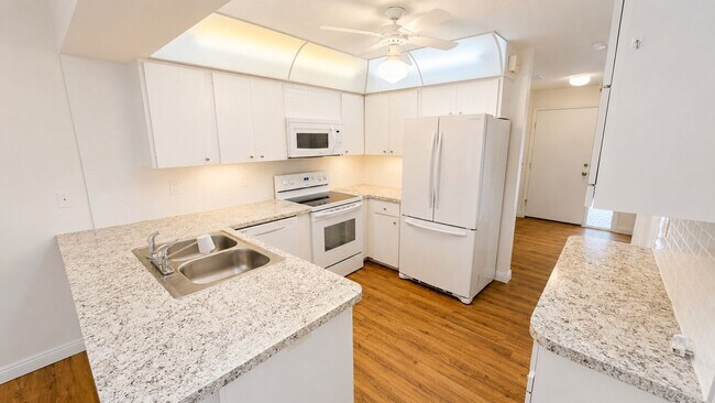 Building Photo - Annual unfurnished   **55+**     2/2 villa downtown Sarasota