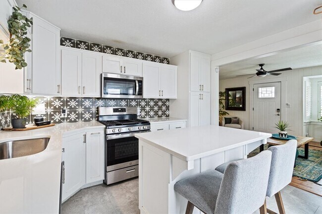 Building Photo - 313 Quandt Ave