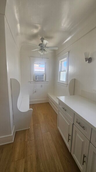 Building Photo - 1034 N Kenmore Ave