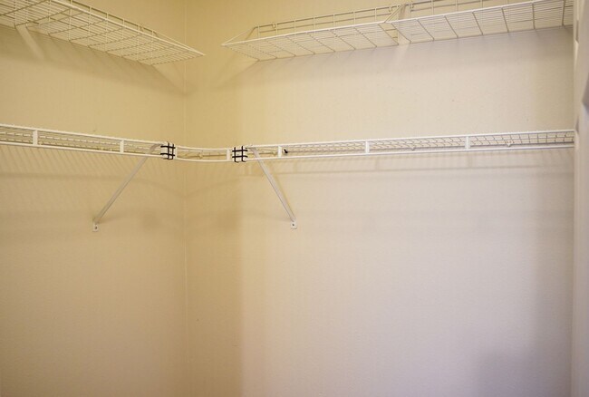 Building Photo - Ideal John's Landing 1-Bed w/ Open Layout, Washer/Dryer & a Private Patio!