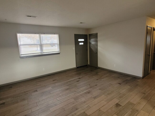 Building Photo - 3 Bed One Bath House
