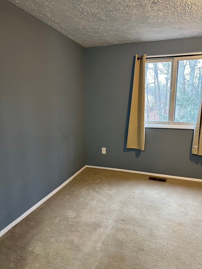 Building Photo - 8018 Grandview Ct