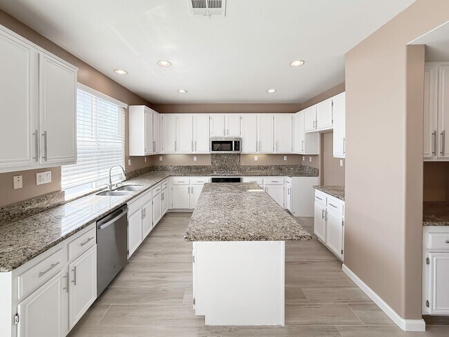 Building Photo - AVAILABLE NOW! 5 Bedroom, Cut-DeSac Home for Rent in a Beautiful, Murrieta Community!