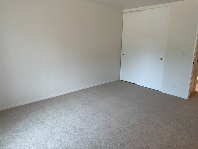 Building Photo - 1033 Fontana Dr