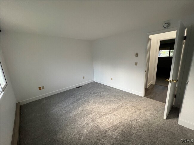 Building Photo - 47 W Utica St