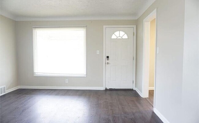 Building Photo - Freshly Renovated 3-Bedroom Home – Quality...