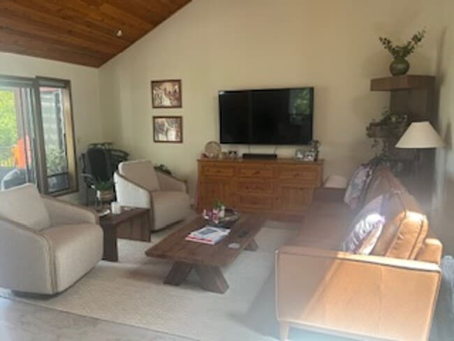 Building Photo - Welcome to this charming 1-bedroom, 1.5 bathroom home with an Office