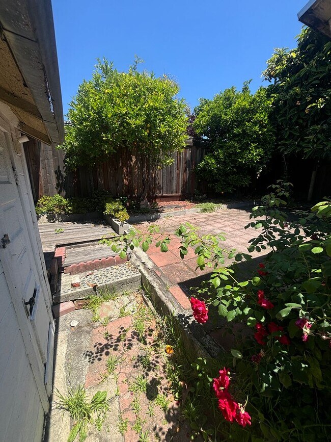 Building Photo - 2 bedroom home w/a beautiful backyard! AVAILABLE NOW!