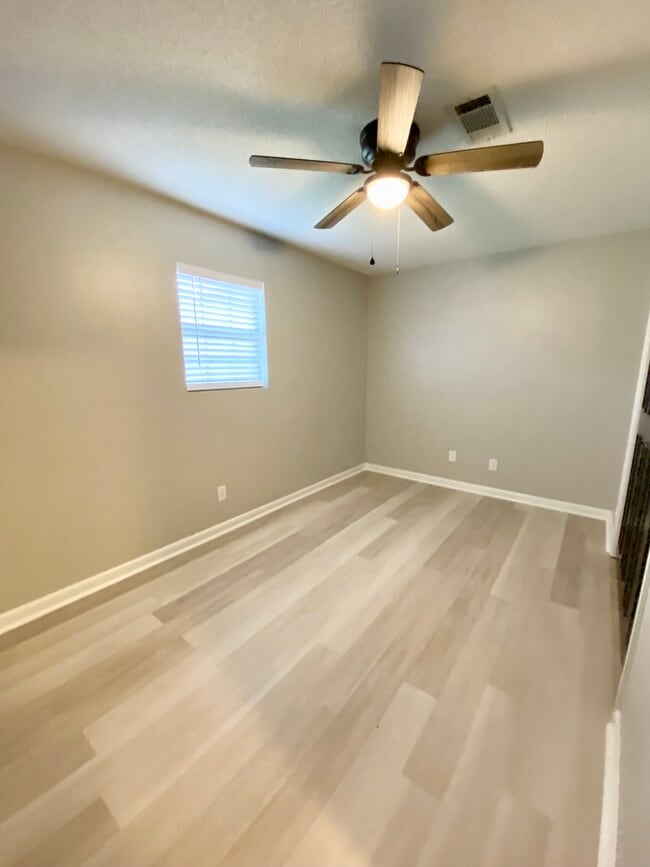 Building Photo - 120 Sis Ln