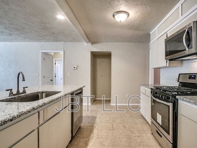 Building Photo - 2132 Andover Ct