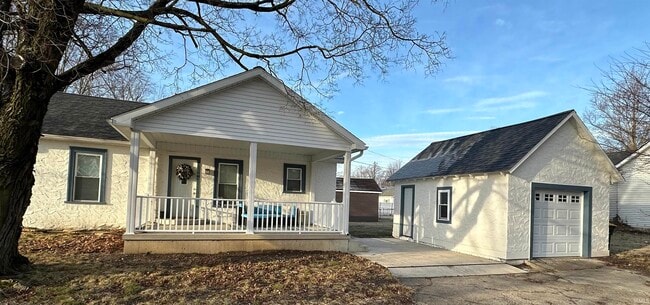 Primary Photo - 209 E Summit St
