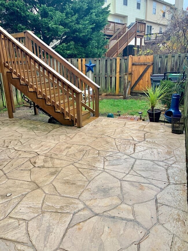 Building Photo - Spacious 3 Level 3 Bedroom Townhouse