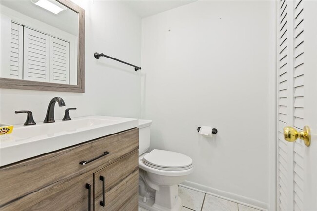 Building Photo - 2685 Meadowlawn Dr