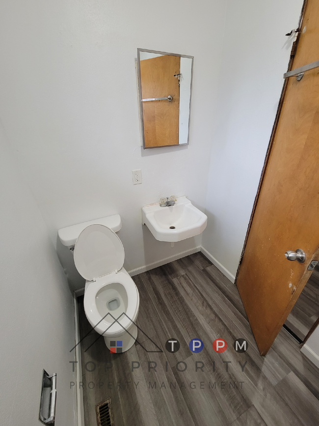 Building Photo - 1 Bedroom | 1 Bathroom Upper Unit in Water...