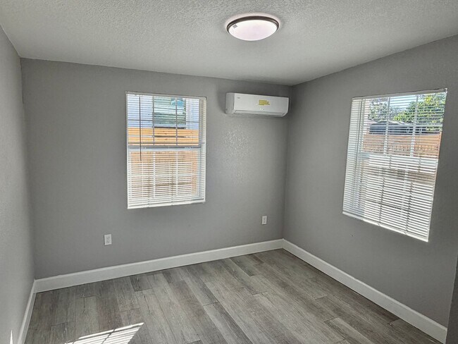 Building Photo - Fully Renovated and STUNNING 3 bedroom/1 bathroom home in Tampa!