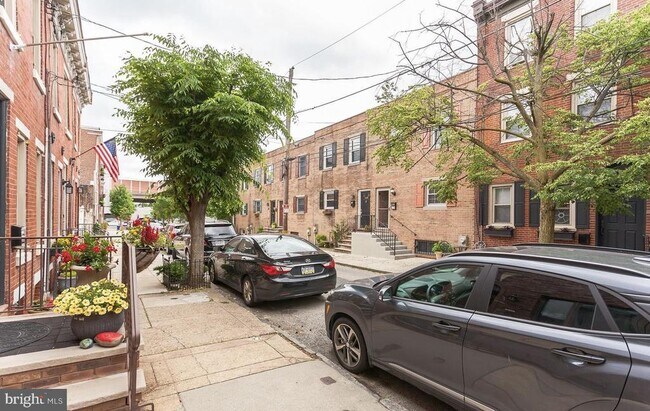 Building Photo - 130 Manton St