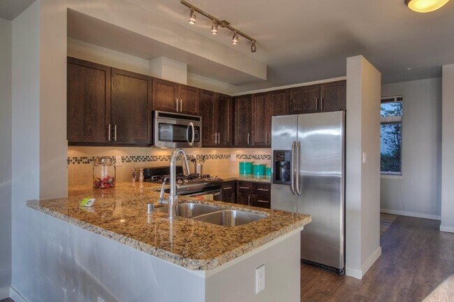 Building Photo - Roomy Townhouse in Downtown Burien, Excellent Walkable location!