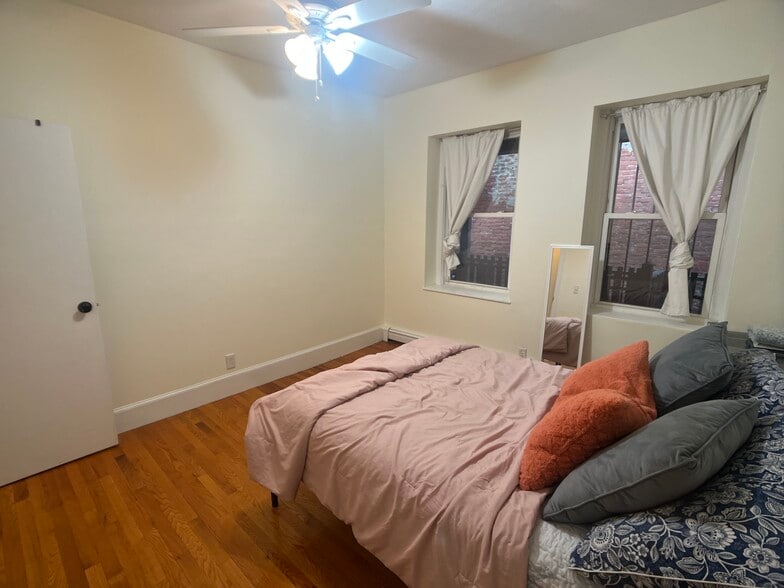 Building Photo - 122 Day St