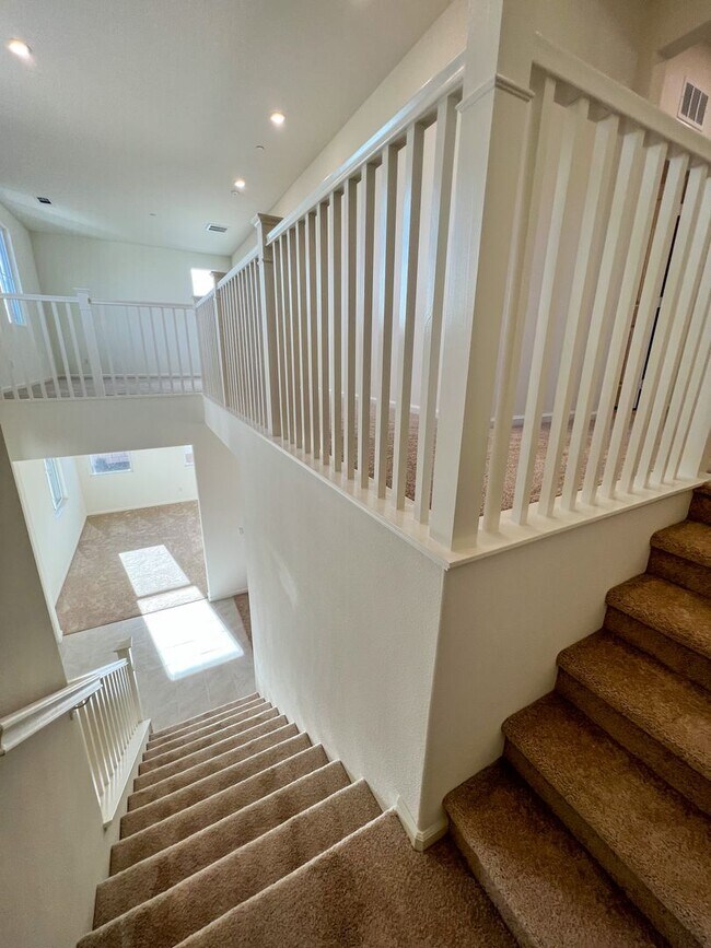 Building Photo - 5 Bedroom home with FULL MOTHER IN LAW SUI...