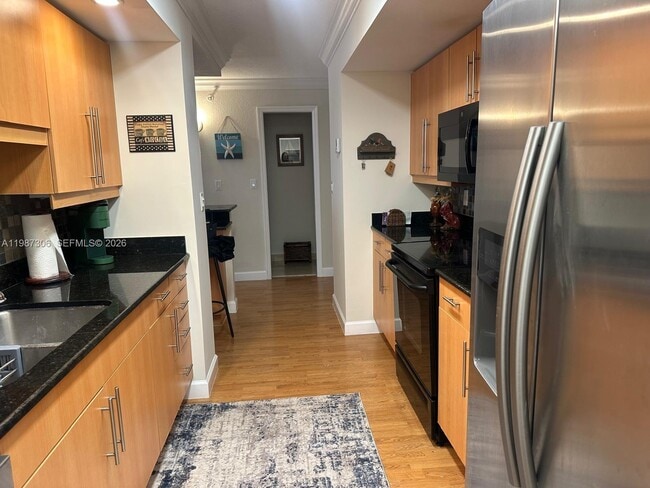 Building Photo - 6917 Collins Ave