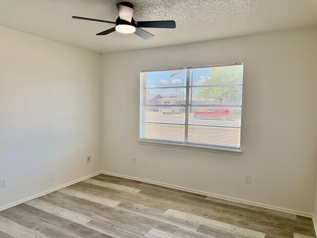 Building Photo - Updated 3/1.5 with Bonus Room in North by Northwest!