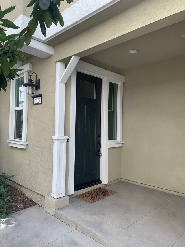 Building Photo - Updated 3 Bedroom Townhome in Tustin