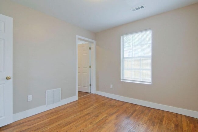 Building Photo - Knoxville 37917 - 2 bedroom, 1 bath home - Contact Susan Niedergeses (865) 300-4722