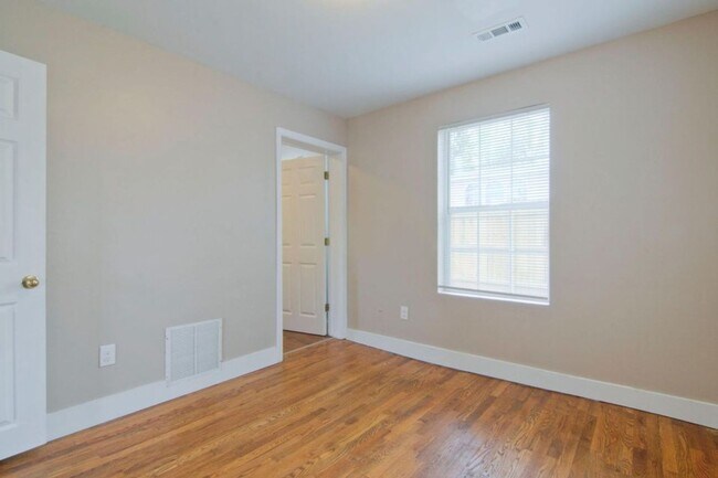 Building Photo - Knoxville 37917 - 2 bedroom, 1 bath home -...