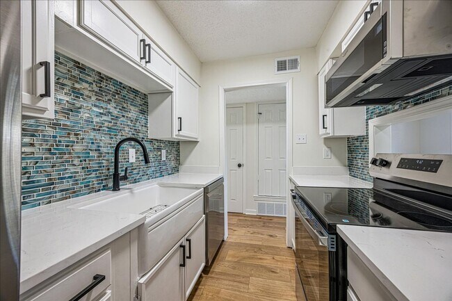 Building Photo - Updated 3 Bedroom Townhome