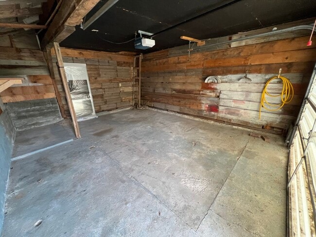 Building Photo - 1-2 Bedroom 1 Bath House with Garage, Newl...