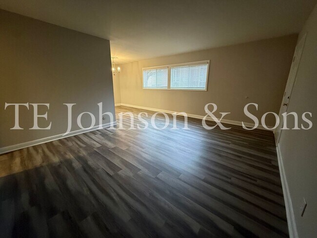 Building Photo - 2 Bedroom Salem View Apartment!