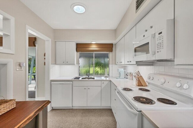 Building Photo - 550 Gaspar Dr