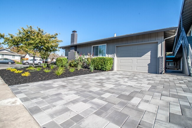 Building Photo - 2144 Royal Dr