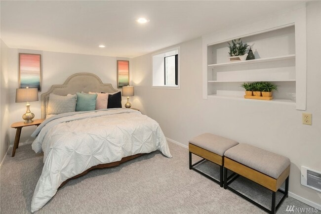 [staged] Bedrooms (2) with big closet and heating - 815 N 41st St
