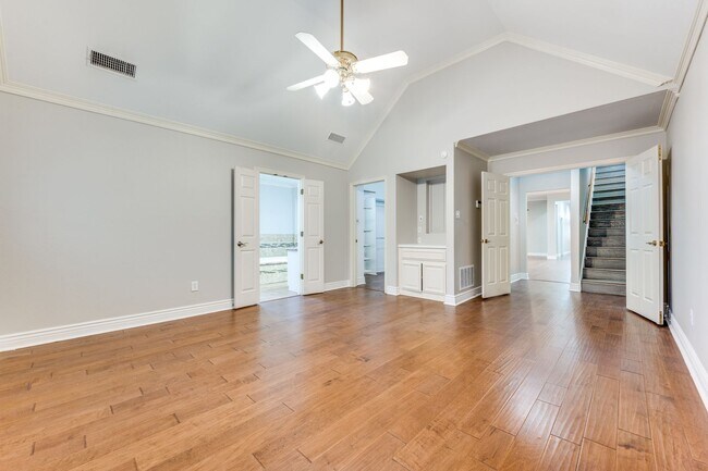 Building Photo - Absolutely Stunning!